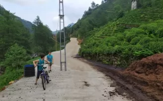 Beton dökülen yolda elektrik direği yolun ortasında kaldı
