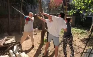 Beykoz’da komşular arasında kavga kamerada
