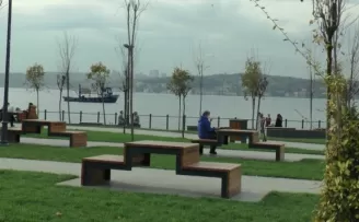 Beykoz sahilde korona virüse karşı sosyal mesafeli banklar
