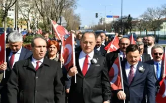 Beylikdüzü Belediye Meclisi üyeleri ve vatandaşlar şehitler için yürüdü
