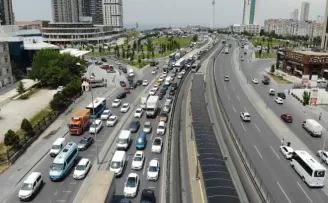 Beylikdüzü E-5’te kaza yapan ticari minibüs yandı
