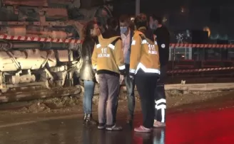 Beylikdüzü’nde ambulans kontrolden çıkarak devrildi: 2 yaralı
