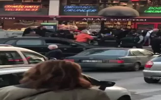 Beylikdüzü’nde bıçaklı kavga anları kamerada
