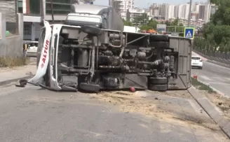 Beylikdüzü’nde kaldırıma çarpan midibüs devrildi
