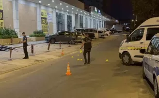 Beylikdüzü’nde motosikletli saldırgan galeriye kurşun yağdırdı
