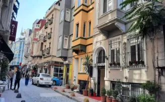 Beyoğlu’nda akıl almaz olay kamerada
