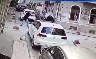 Beyoğlu’nda bıçaklı kavga kamerada

