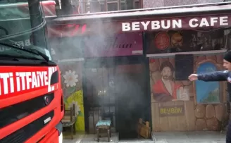 Beyoğlu’nda çatı yangını paniğe neden oldu
