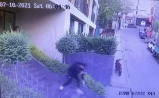 Beyoğlu’nda gasp içinde gasp kamerada
