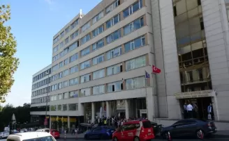 Beyoğlu’nda iş merkezinde yangın: Vatandaşlar kendini sokağa attı

