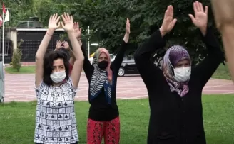 Beyoğlu’nda kadınların sosyal mesafeli sabah sporu
