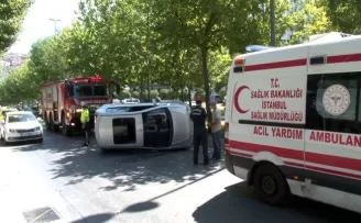 Beyoğlu’nda kaldırıma çarpan araç yan yattı
