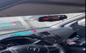 Beyoğlu’nda korsan taksi sürücüsü denetime takıldı
