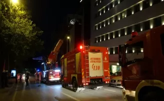 Beyoğlu’nda lüks otelin çatısında korkutan yangın
