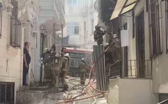 Beyoğlu’nda metruk binada korkutan yangın
