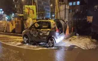 Beyoğlu’nda park halindeki otomobil yanarak kül oldu
