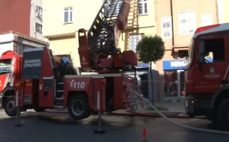 Beyoğlu’nda yangın, 3 katlı bina tahliye edildi
