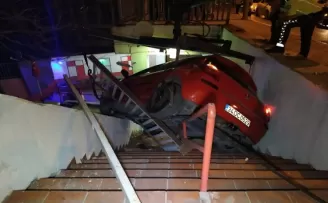 Beyoğlu otomobil çay bahçesine uçtu
