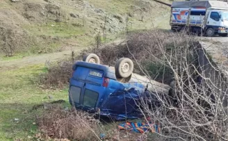 Bilecik Pazaryeri’nde araç köprüden düştü!