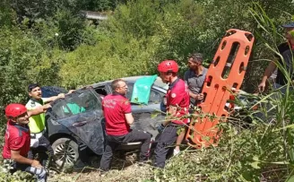 Bilecik’te şarampole devrilen araçta 3 kişi yaralandı
