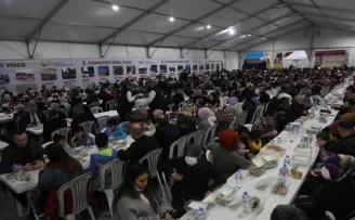 Binlerce vatandaş Eyüpsultan’da dev iftar sofrasında buluştu
