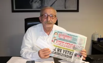 Bir gazete alana bir maske
