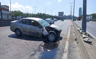 Boş yolda aydınlatma direğine çarptı
