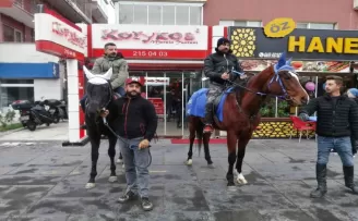 Bu mekanın kuryeleri siparişleri at ile getiriyor
