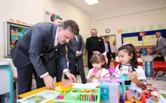 Bursa’da  Başkan Vekili Biba, öğrencilerin ilk ders heyecanına ortak oldu