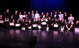 Bursa Devlet Tiyatrosu’nun kursiyerleri sahnede mezun oldu