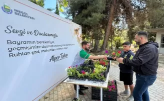 Bursa İnegöl’de bayram öncesi mezarlıklar çiçek açtı