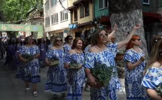 Bursa Mudanya’da zeytinin bereketi Tirilye sokaklarına taştı