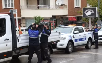 Bursa Nilüfer’de kaldırım ve yolları işgal eden tabelalar toplandı