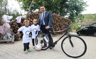 Bursa Nilüfer’den minik Hamza’ya bisiklet sürprizi