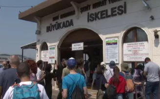 Büyükada İskelesi’ndeki yoğunluk havadan görüntülendi
