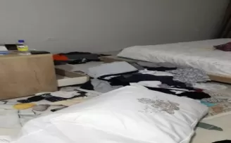 Büyükçekmece’de cama tırmanarak eve giren hırsızlar cep telefonu kamerasında
