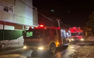 Büyükçekmece’de ıslak mendil üretimi yapılan binada yangın çıktı
