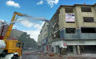 Büyükçekmece’de kentsel dönüşüm kapsamında bina yıkımı gerçekleştirildi
