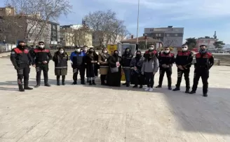 Büyükçekmece’de polisten kadınlara KADES uygulaması tanıtımı
