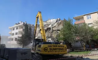 Büyükçekmece’de risk taşıyan 2 bina yıkıldı
