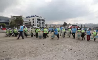 Büyükçekmece’de yarım saat içinde kilolarca çöp topladılar
