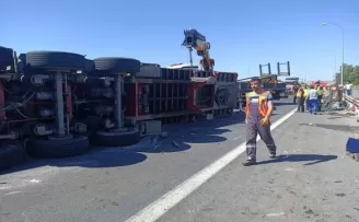Büyükçekmece TEM’de feci kaza, TIR devrildi sürücü kupa ile göl havzasına uçtu
