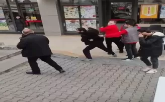 Çalışanlar markete giren hırsızı tokatladı

