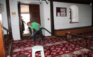 Camilerde bayram temizliği

