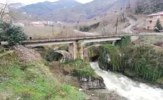 Çanakçı ilçesindeki tarihi çift kemerli köprü gün yüzüne çıkacağı günü bekliyor
