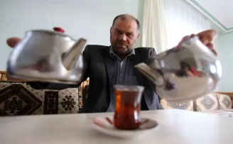 Çay içmeye doymuyor
