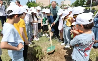 Çayırovalı öğrenciler birlikte fidan dikti