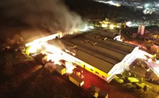 Çekmeköy’de korkutan fabrika yangını havadan görüntülendi
