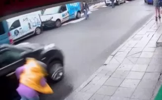Cep telefonuna bakarken canından oluyordu: Kaza anı kamerada
