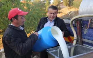 Çiftçilerden afetzedelere süt bağışı
